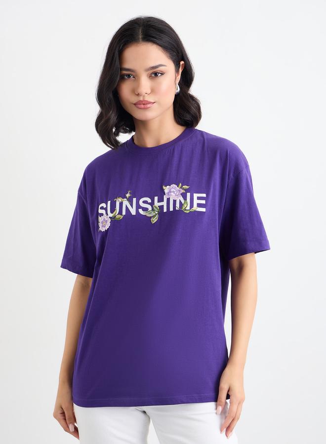 ستايلي تيشيرت فضفاض بأكمام قصيرة مطرز بشعار - Image 1